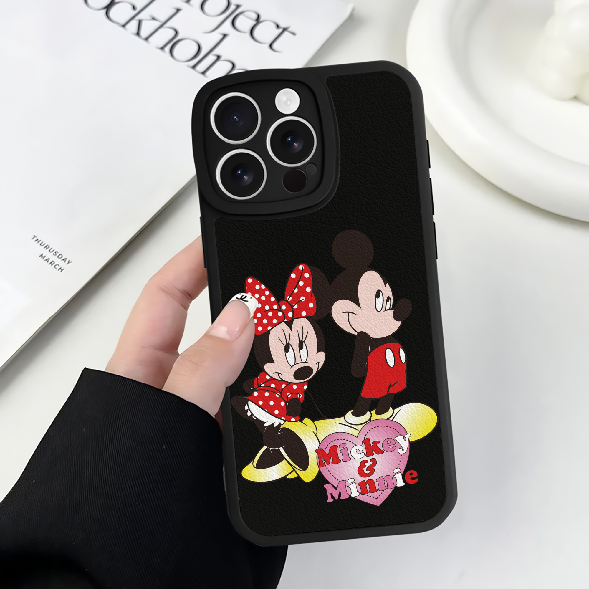 （画像用） ミッキーマウス Mickey Mouse 【iPhone 16シリーズ対応】シリコンスマホケース（レザー調） 材質：シリコン